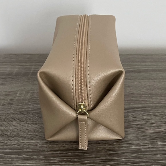 NWOT Bulgari zippered makeup bag - Picture 5 of 7